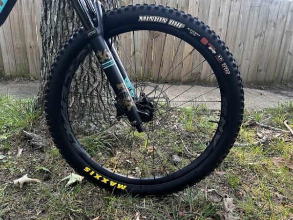 2019 Santa Cruz Bronson C Large Mountain Bike - Image 5